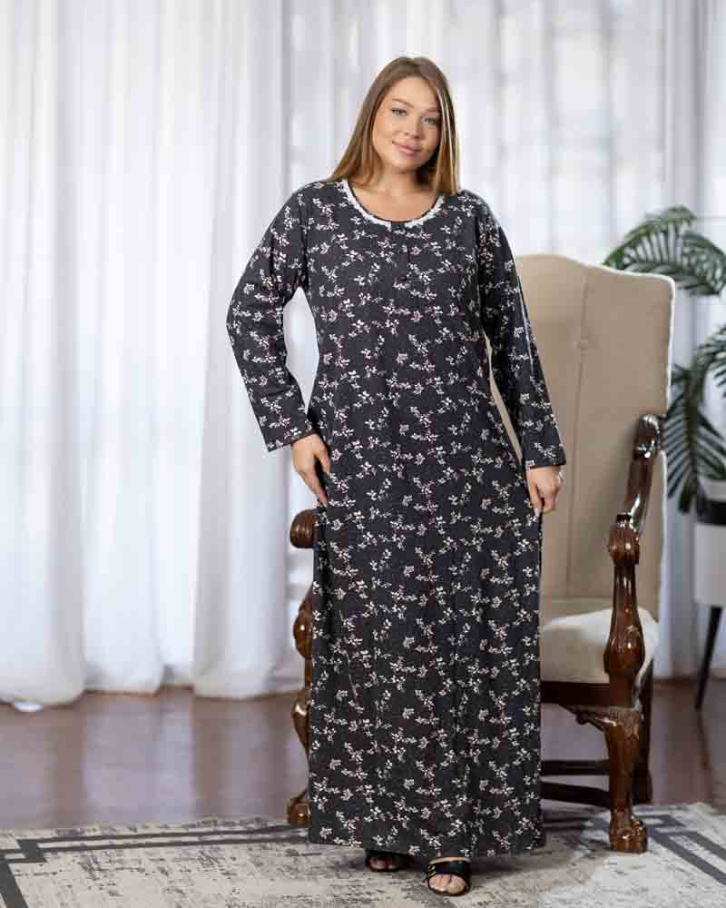 عباية بيت طويلة بكم كامل، خلفية رمادي غامق بطبعة أغصان فاتحة ولمسات وردية، منظر أمامي كامل