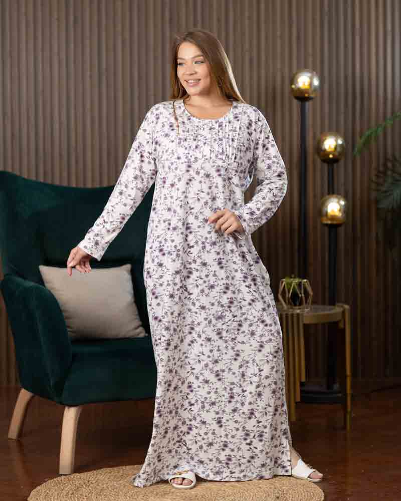 عباية بيت طويلة بكم كامل، خلفية بيضاء بطبعة زهور صغيرة بدرجات الموف والوردي، منظر أمامي كامل