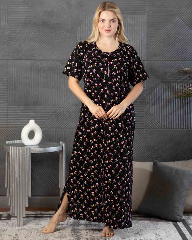 عباية بيت طويلة بنص كم، خلفية سوداء بورود وردية وسيقان خضراء صغيرة، منظر أمامي كامل Main image