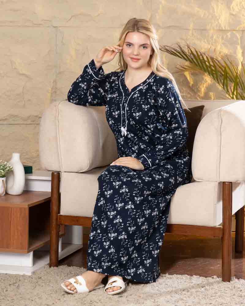 عباية بيت طويلة بكم كامل، خلفية كحلي بطبعة أغصان وزهور بيضاء، التصميم أثناء الجلوس