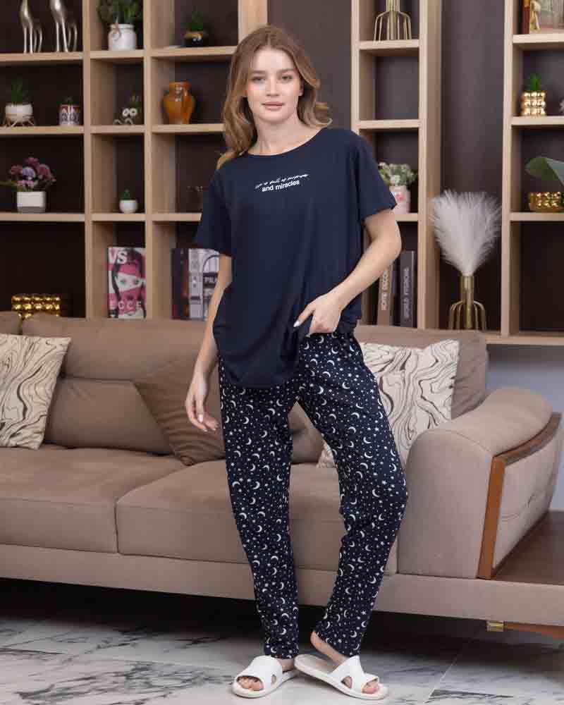 تي شيرت كحلي نص كم بطبعة كتابية صغيرة مع بنطلون طويل كحلي بنقشة بيضاء صغيرة، منظر أمامي