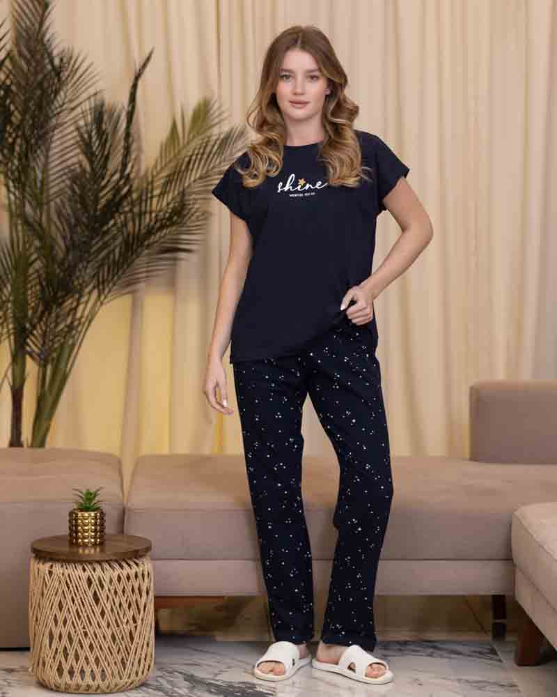 تي شيرت كحلي نص كم بطبعة Shine مع بنطلون طويل كحلي بنقشة صغيرة متفرقة، منظر أمامي Main image