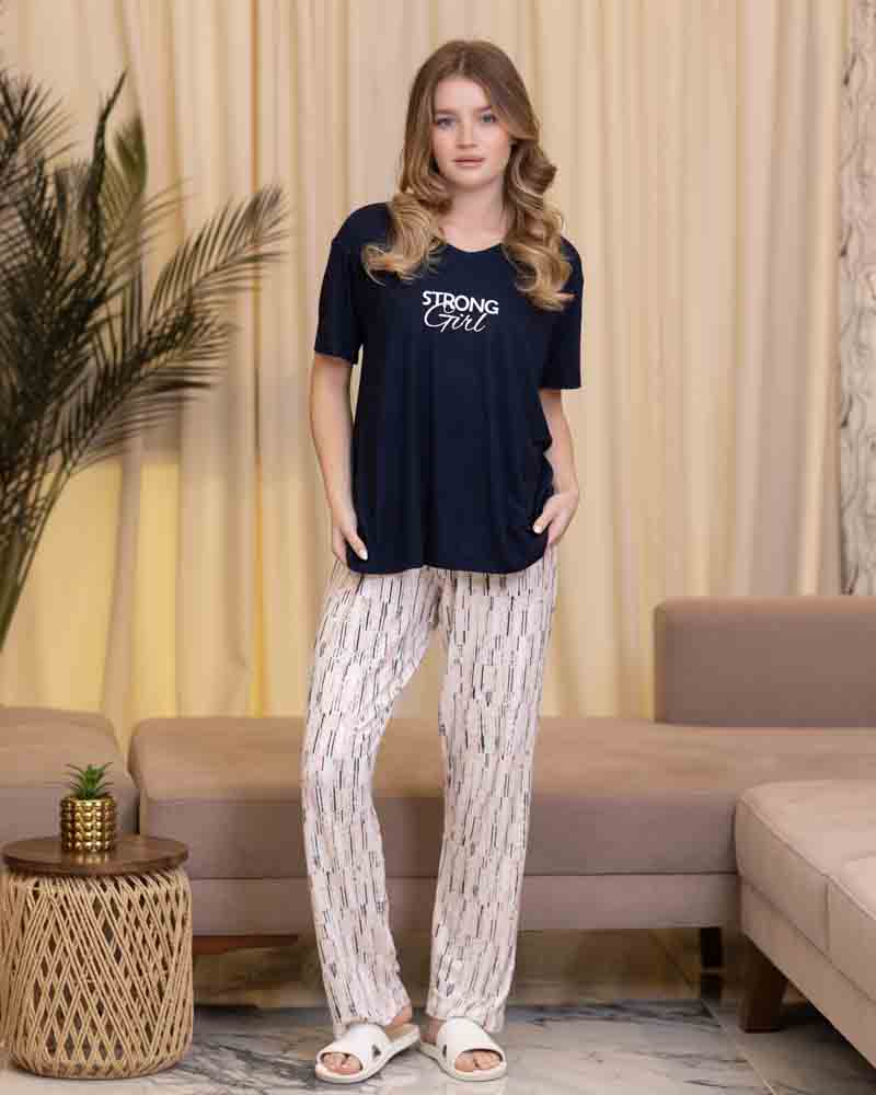 تي شيرت كحلي نص كم بطبعة Strong Girl مع بنطلون طويل فاتح بنقشة خطوط رفيعة متداخلة، منظر أمامي Main image