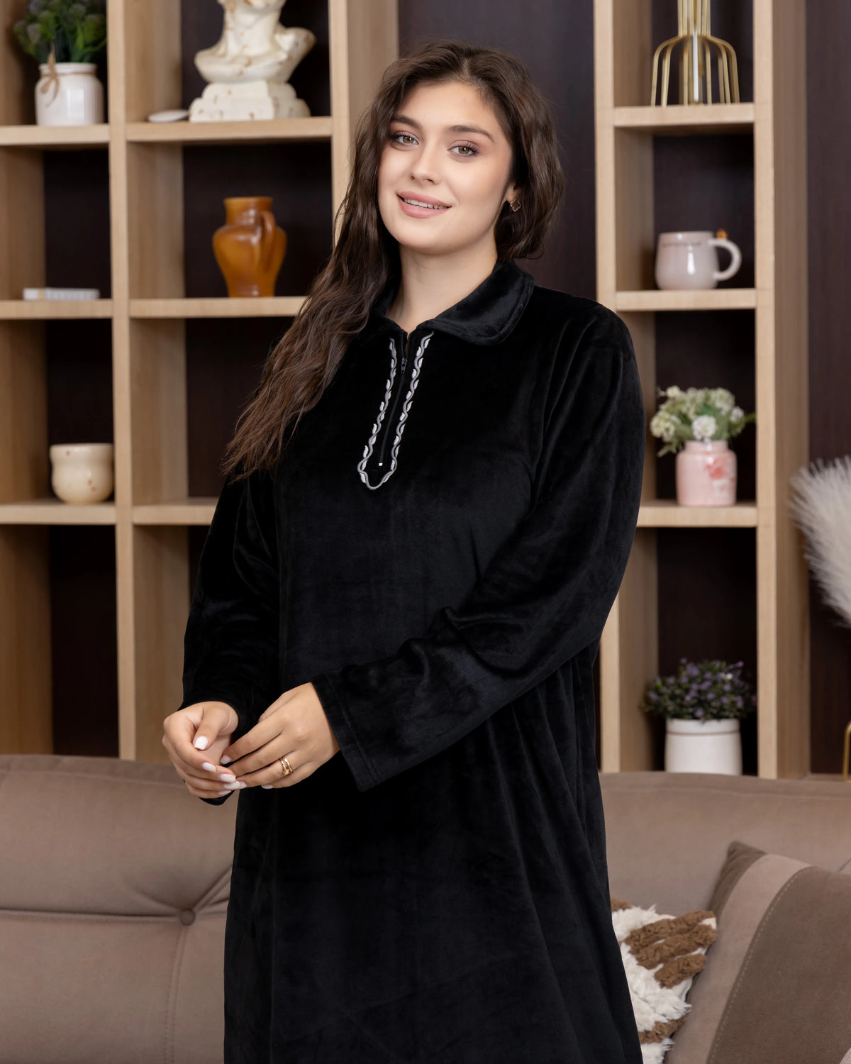 عباية حريمي هايدي شتوي أسود بتطريز فضي وأبيض على طول السوستة وكم طويل واسع، منظر أمامي وقوفًا Secondary image